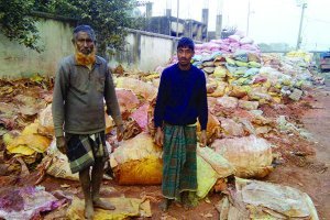 হিলি স্থলবন্দরের পরিত্যক্ত নিম্নমানের ভেজাল সার বিক্রির উদ্দেশ্যে বিভিন্ন অঞ্চলে সরবরাহ করছে অসাধু ব্যবসায়ীরা!