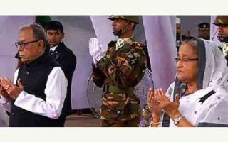 বঙ্গবন্ধু শেখ মুজিবুর রহমানের প্রতিকৃতিতে ফুল দিয়ে শ্রদ্ধা জানিয়েছেন রাষ্ট্রপতি আবদুল হামিদ ও প্রধানমন্ত্রী শেখ হাসিনা