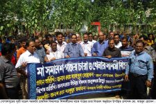 গোপালপুরে ক্ষুদে শিক্ষার্থীদের মাঝে বিনামূল্যে ফলদ গাছের চারা বিতরণ