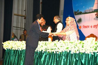 মহিষের ভ্রুণ উৎপাদনের জন্য বাকৃবির গবেষকের প্রধানমন্ত্রীর অনুদান লাভ