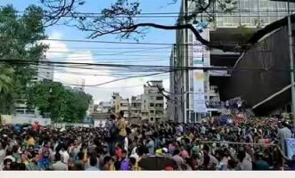 রাজধানীর খামারবাড়িতে ৩ টাকার ডিম কিনতে যুদ্ধ! ডিম বিক্রি বন্ধ করে দেন