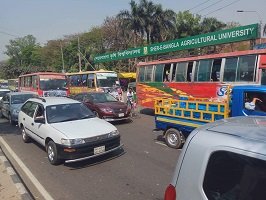শেরেবাংলা কৃষি বিশ্ববিদ্যালয়ের ফটকের রাস্তা যেন মৃত্যুর ফাঁদ