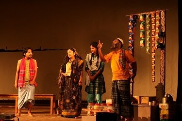 সিলেটের কবি নজরুল মিলনায়তনে মঞ্চায়িত হলো নাটক বাঘের শিন্নী