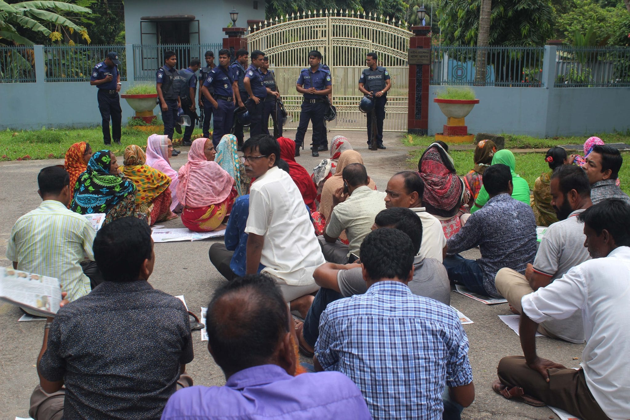 অফিসারদের আন্দোলনে বাকৃবিতে প্রশাসনিক কাজে স্থবিরতা : উপাচার্য অবরুদ্ধ