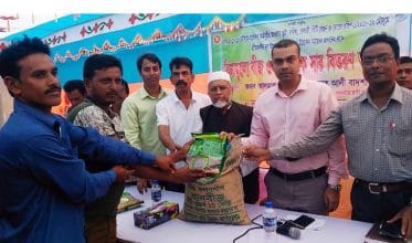 বাগেরহাটে প্রান্তিক কৃষকের মাঝে বিনামূল্যে বীজ ও সার বিতরণ অনুষ্ঠিত