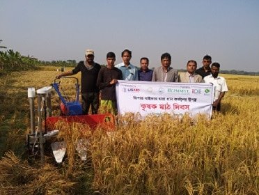 আমতলী উপজেলায় রিপার বাইন্ডারের সাহায্যে ধান কর্তন মাঠদিবস অনুষ্ঠিত