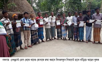 নেকব্লাস্ট রোগের আগাম সতর্কবার্তা সম্বলিত লিফলেট বিতরণ