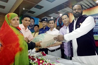 গোপালপুরে কৃষকদের মাঝে আউশ প্রণোদনা বিতরণ করলেন এমপি ছোট মনির