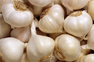 জেনে নিন রসুনের ভেষজ গুনাগুন ও নানা উপকারিতা
