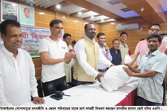 গোপালপুরে ৭শত মৎসজীবী ও জেলে পরিবারের মাঝে ত্রাণ সামগ্রী বিতরণ