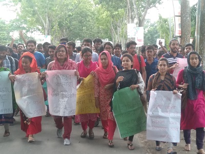 বশেমুরবিপ্রবির উপাচার্যের পদত্যাগের দাবিতে পবিপ্রবিতে বিক্ষোভ ও মানববন্ধন