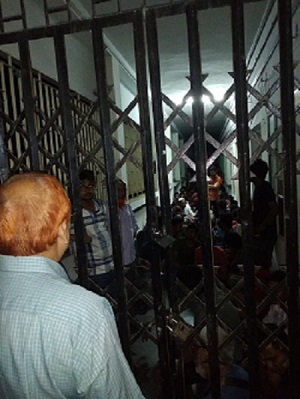 পবিপ্রবিতে  শিক্ষকদের  অবরুদ্ধ রেখে শিক্ষার্থীদের  আন্দোলন