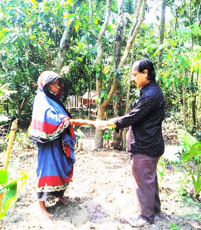 রূপসায় কৃষকের বাড়িতে গিয়ে বিনামূল্যে শাকসবজির বীজ বিতরণ