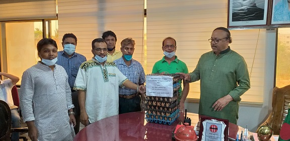 বিএলএস কর্তৃক রাজশাহীর মেয়রের ত্রাণ তহবিলে ডিম প্রদান