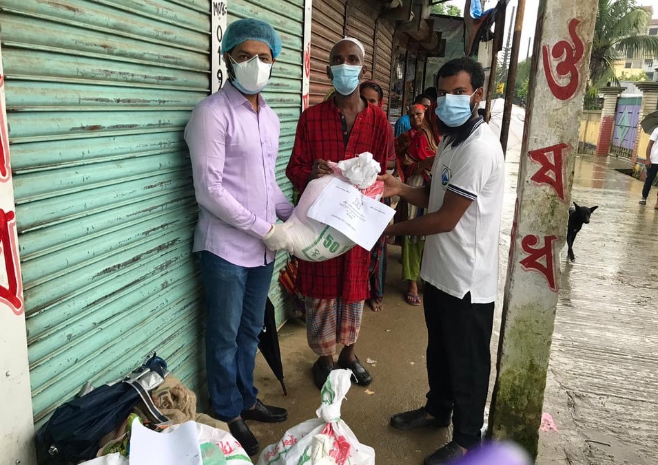 সিকৃবিতে বাঁধনের উদ্যোগে খাদ্য সামগ্রী বিতরণ