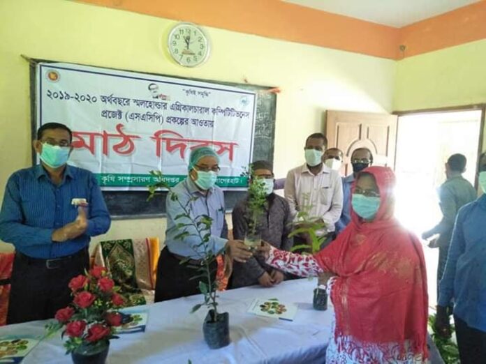 কৃষকদের মাঝে সাড়ে ৭’শ লেবু চারা বিতরণ