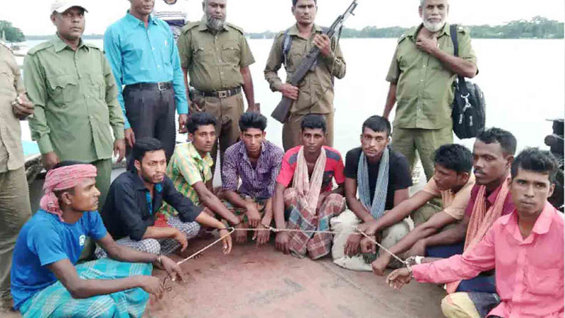 সুন্দরবনে নিষেধাজ্ঞা অমান্য করে মাছ শিকার করায় ৯জেলে আটক