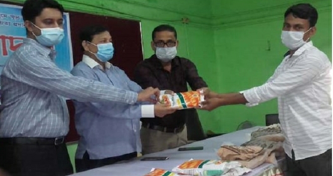খুলনার ফুলতলায় প্রান্তিক কৃষকদের মাঝে সার ও বীজ বিতরণ