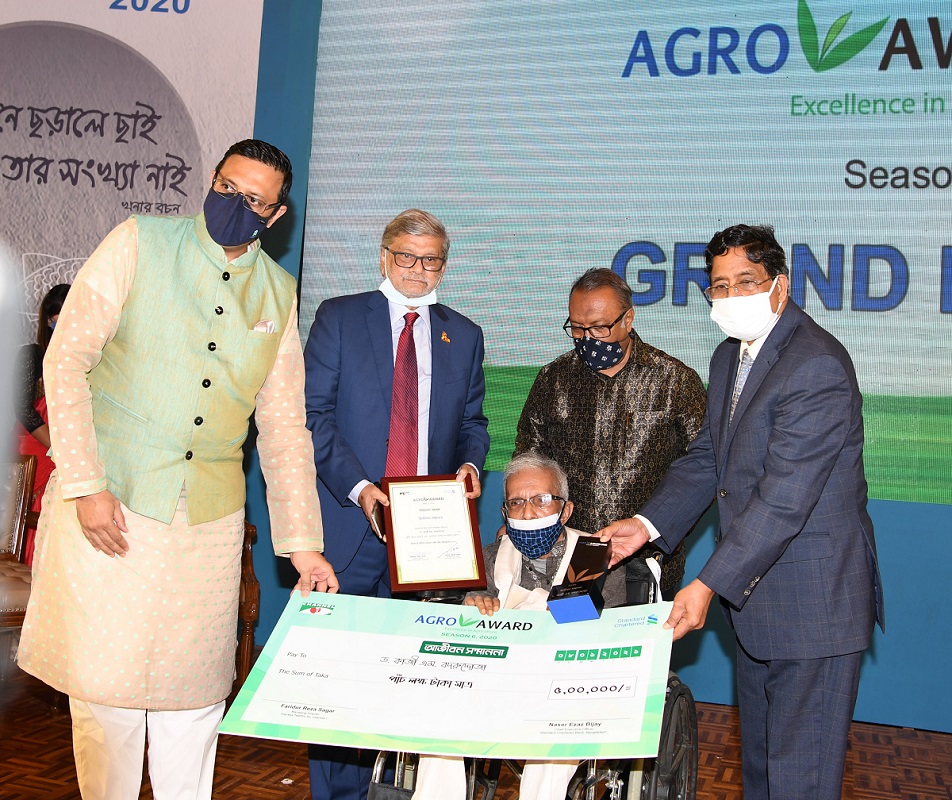 অ্যাগ্রো অ্যাওয়ার্ড অনুষ্ঠানে কৃষিমন্ত্রী কৃষির আরও উন্নয়নে প্রয়োজন শিক্ষিত মেধাবীদের কৃষিকাজে সম্পৃক্ততা