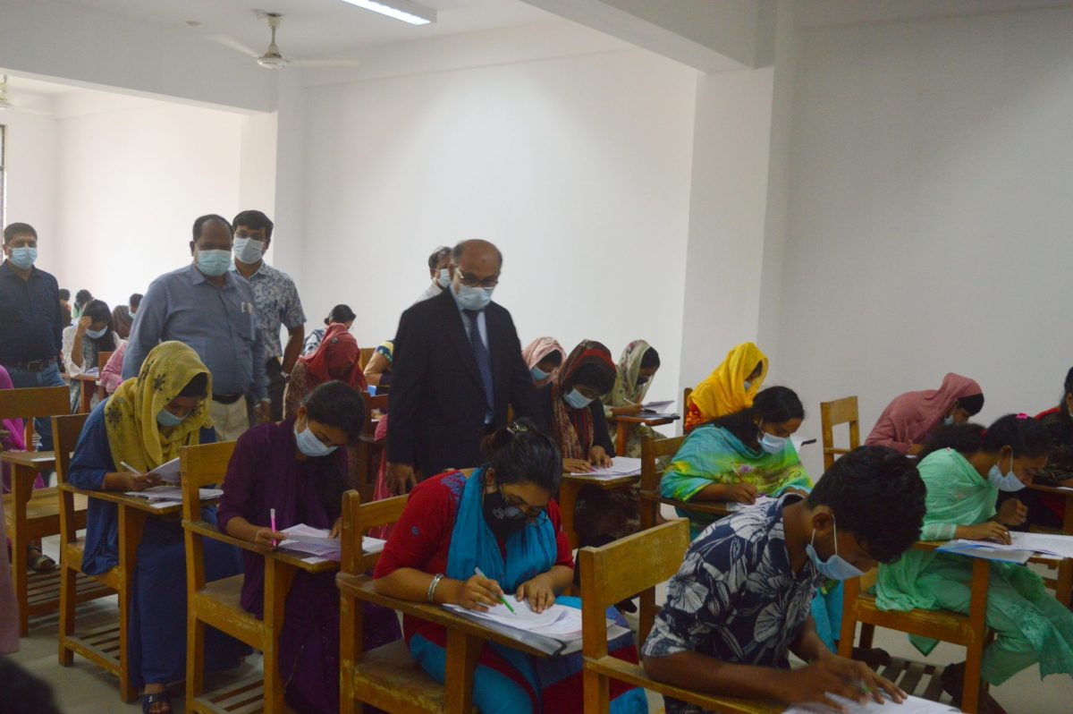 হাবিপ্রবিতে স্বাস্থ্যবিধি মেনে ‘বি’ ইউনিটের গুচ্ছ ভর্তি পরীক্ষা অনুষ্ঠিত