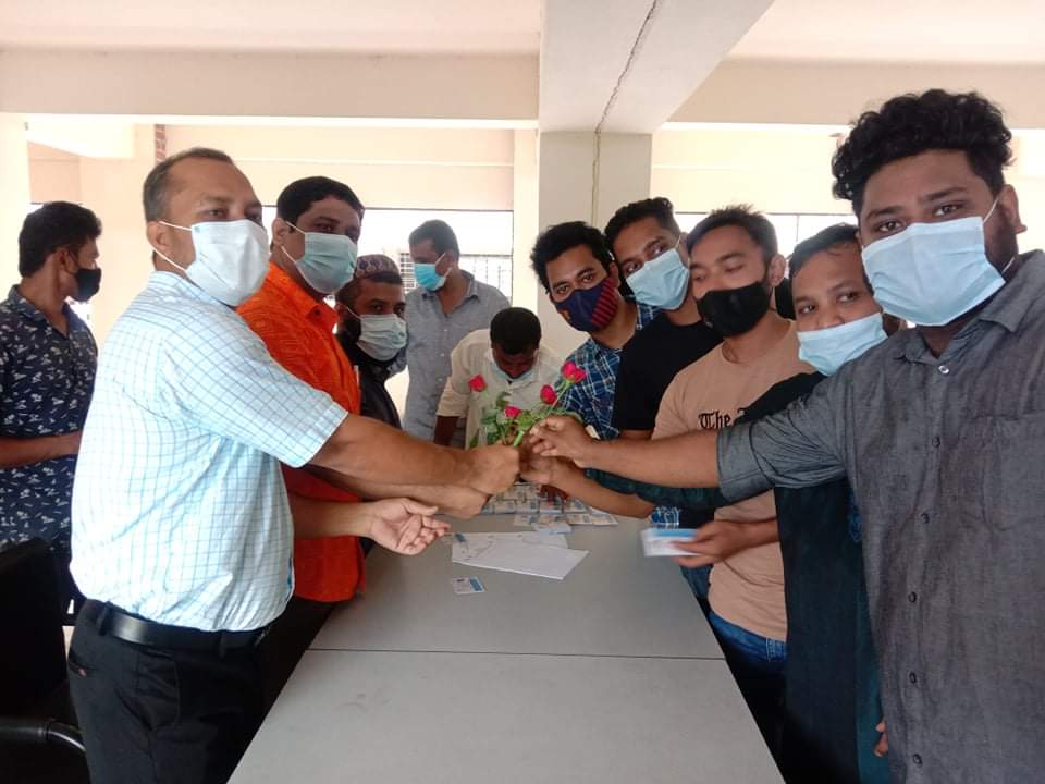 ফুল ও মাস্ক উপহার নিয়ে হলে উঠলো হাবিপ্রবি শিক্ষার্থীরা