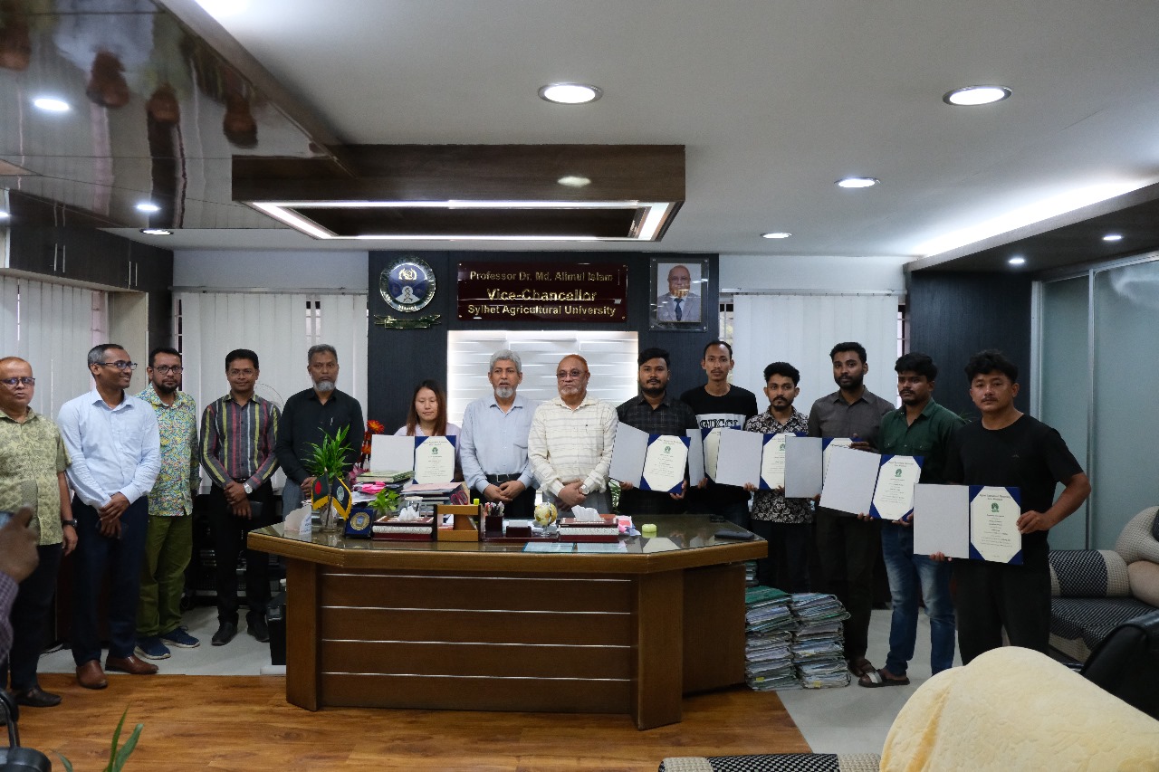 সিকৃবিতে বিদেশি শিক্ষার্থীদের সনদপত্র প্রদান